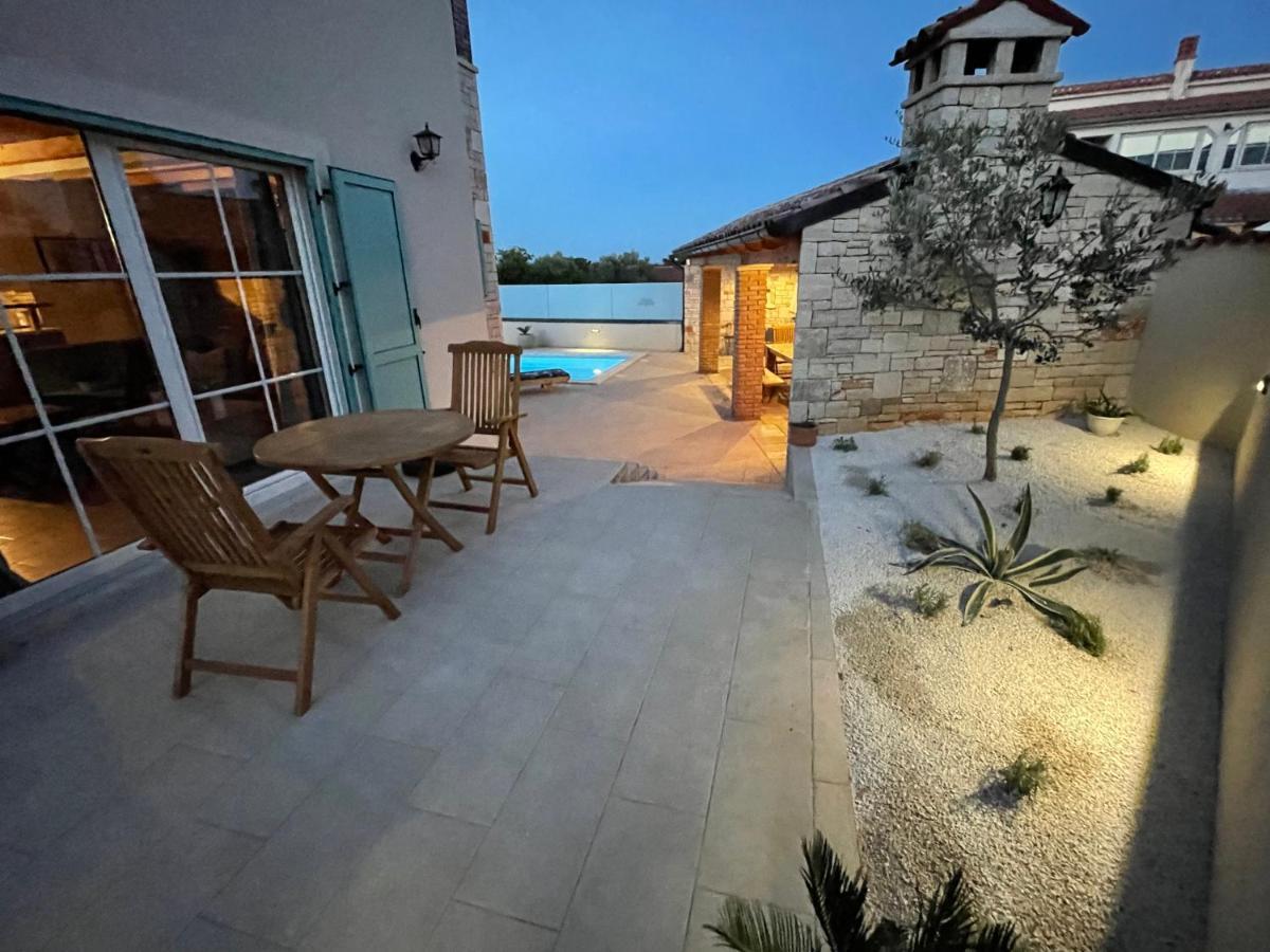 Moderne Istrische Steinvilla - 4 Sterne Mit Privatem, Beheizbaren Pool & Meerblick Kavran Eksteriør billede